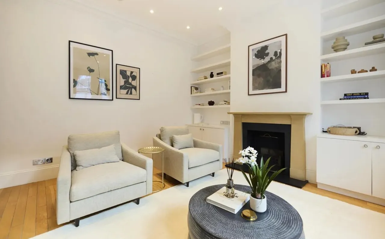 Substantial Five-Bedroom Victorian Fa, photo 4