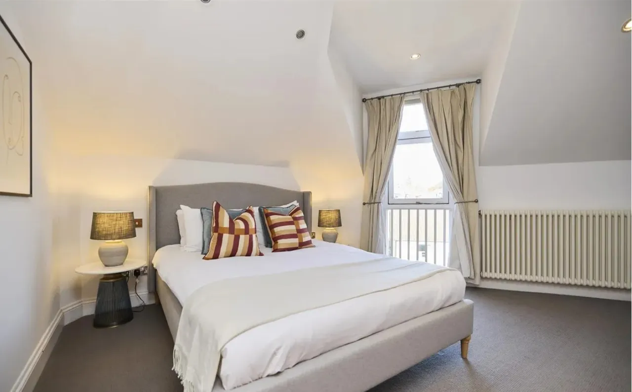 Substantial Five-Bedroom Victorian Fa, photo 8