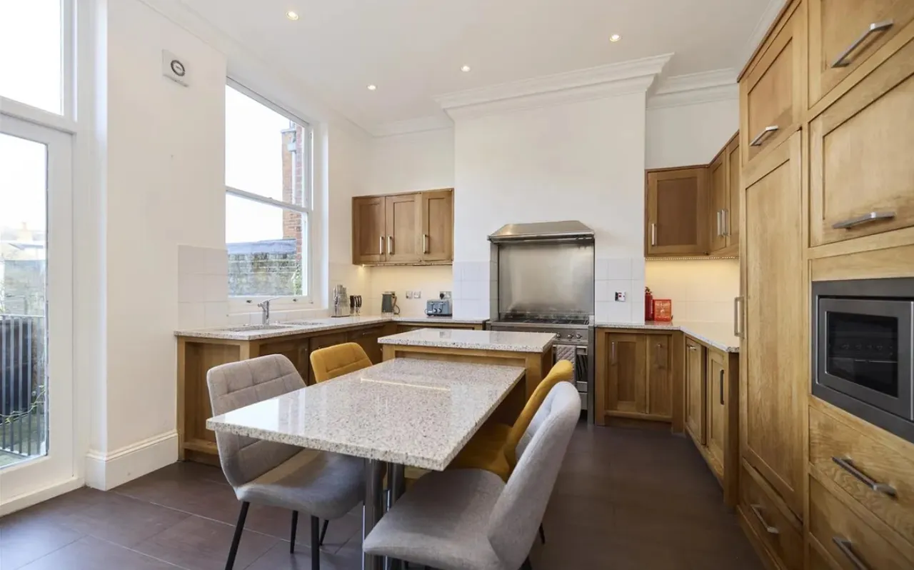 Substantial Five-Bedroom Victorian Fa, photo 12