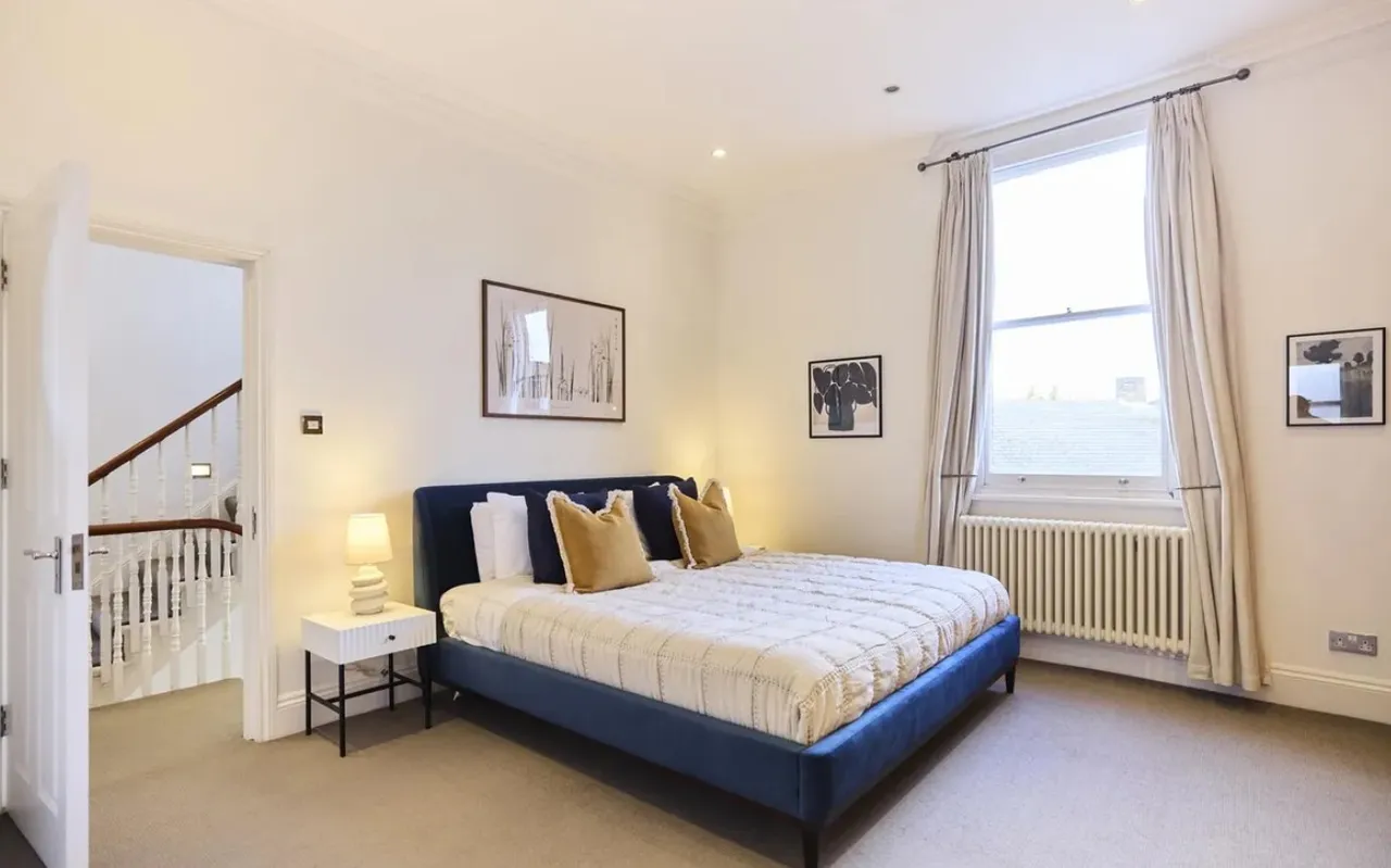 Substantial Five-Bedroom Victorian Fa, photo 7
