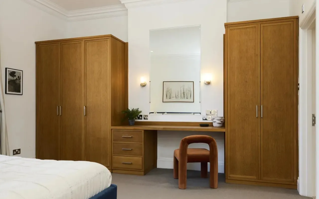 Substantial Five-Bedroom Victorian Fa, photo 6