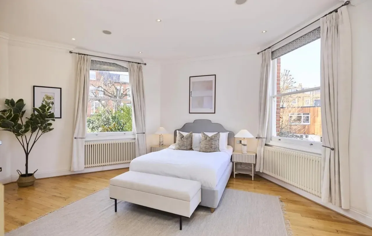 Substantial Five-Bedroom Victorian Fa, photo 13