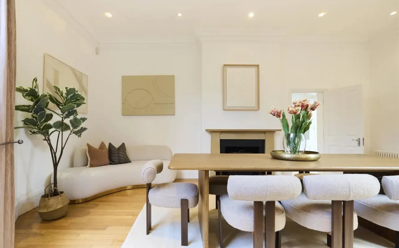 Substantial Five-Bedroom Victorian Fa, photo 9