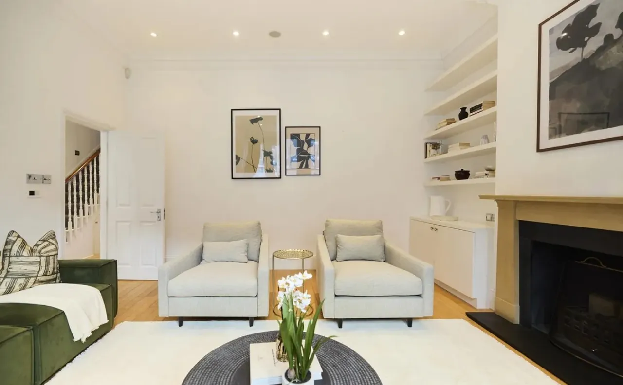 Substantial Five-Bedroom Victorian Fa, photo 5