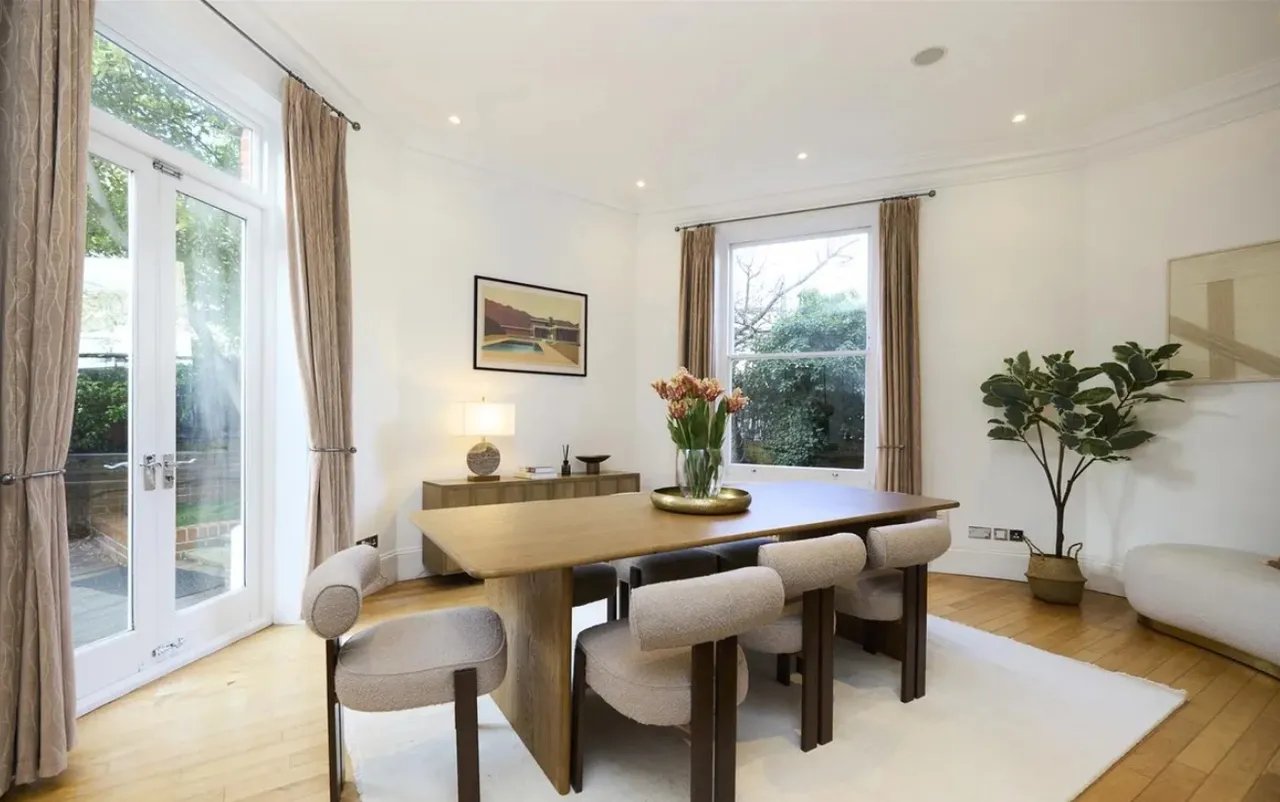 Substantial Five-Bedroom Victorian Fa, photo 16