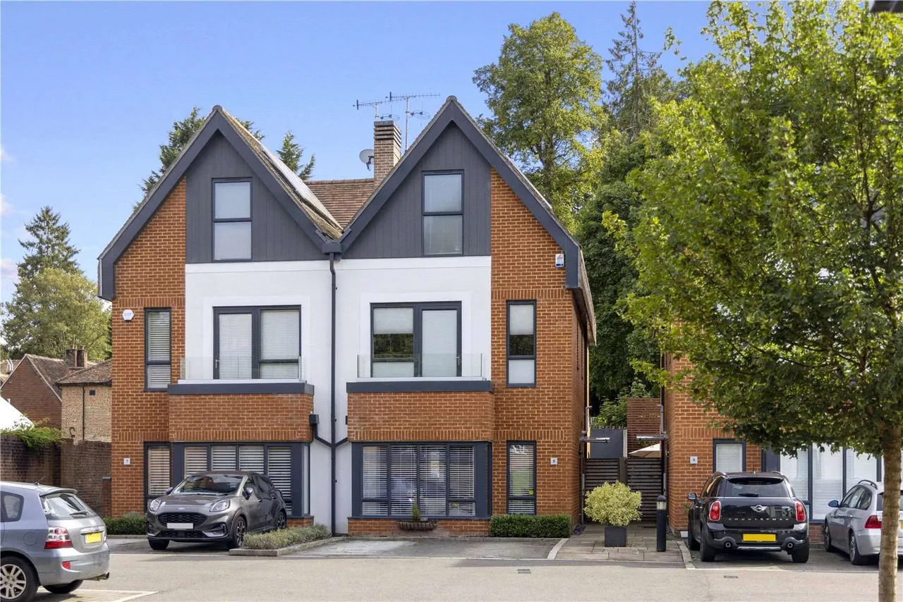 4 bed house for sale — Chestnut Avenue, Guildford, Surrey, GU2 4AE