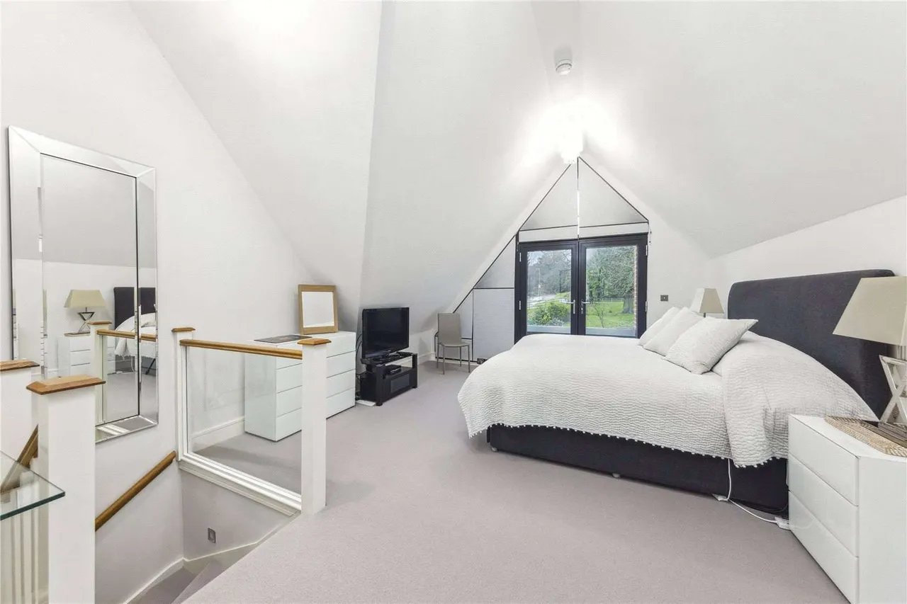 Chestnut Avenue, Guildford, Surrey, GU2 4AE, photo 3