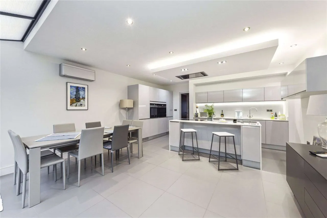 Chestnut Avenue, Guildford, Surrey, GU2 4AE, photo 2