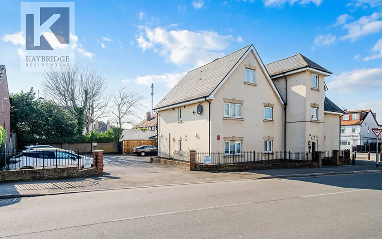 2 bed flat for sale — East Street, St. Georges Court, KT17