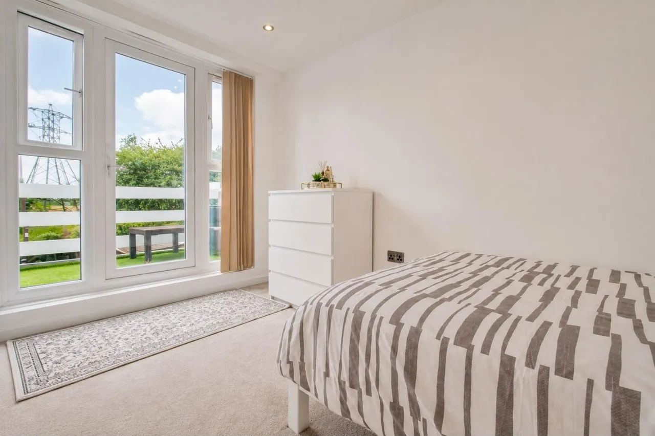 Lambs Lane South, Rainham, RM13, photo 12
