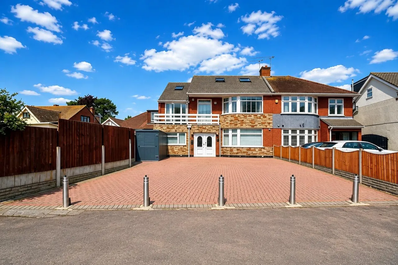 7 bed house for sale, Lambs Lane South, Rainham, RM13