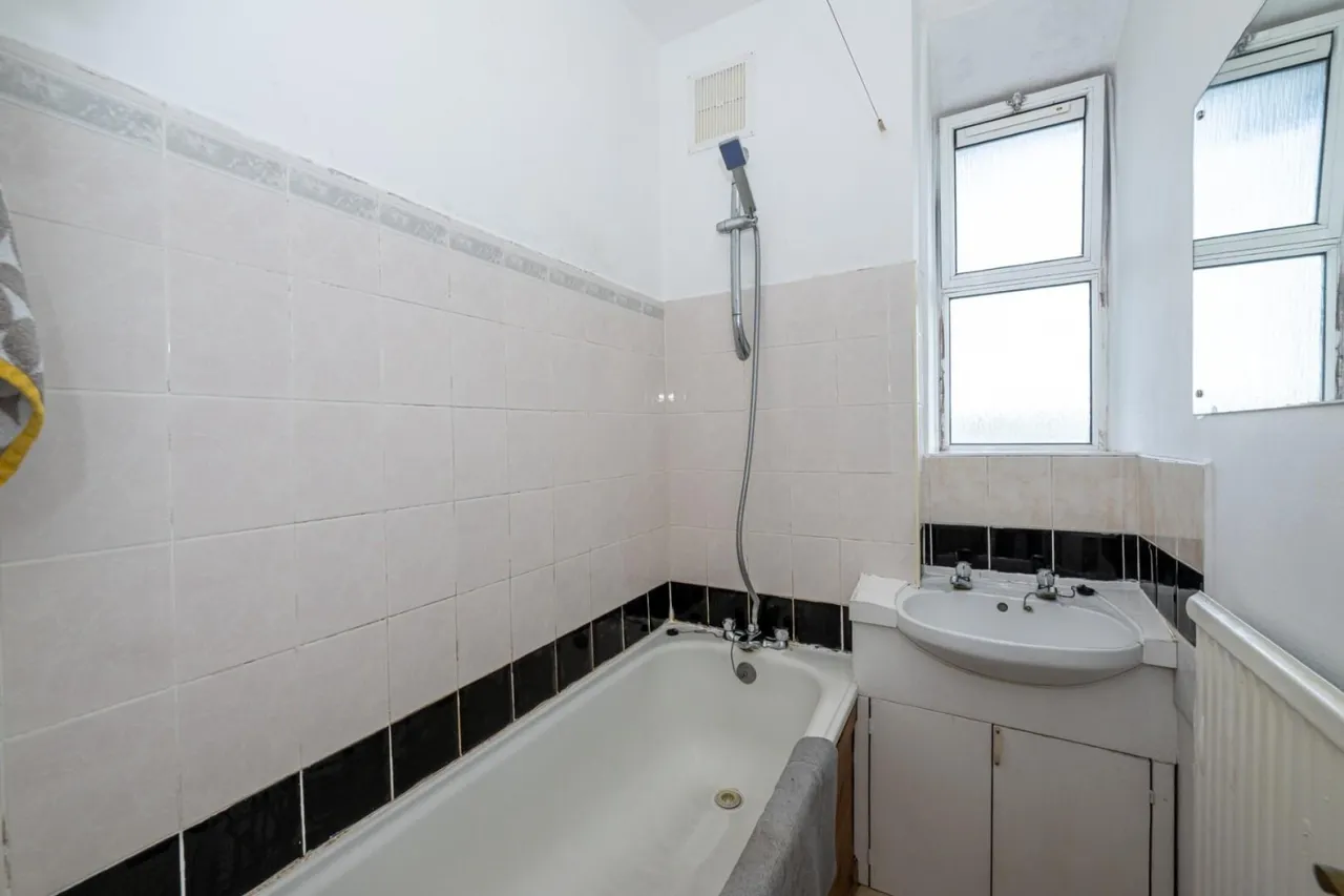 Champlain House, White City Estate, W12, photo 6
