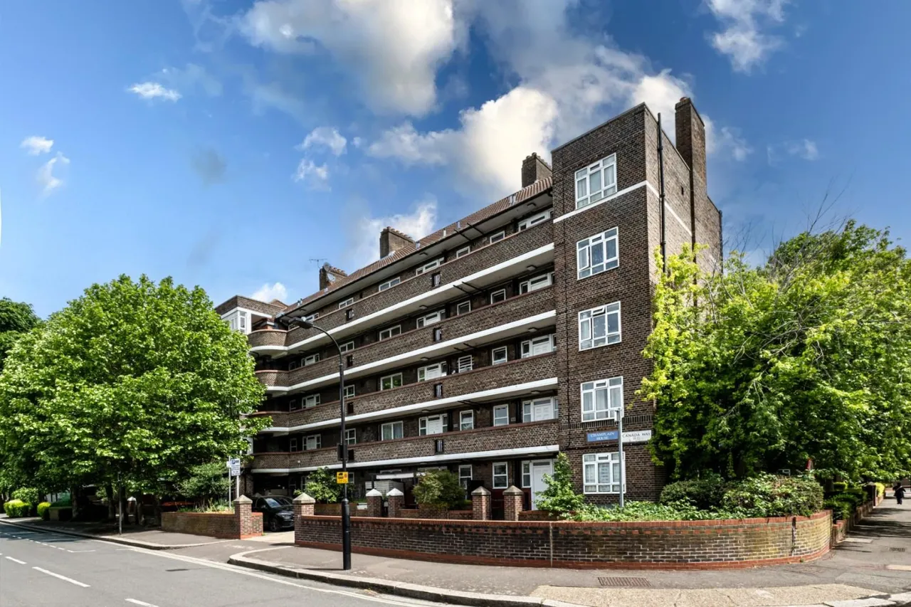 2 bed flat for sale — Champlain House, White City Estate, W12
