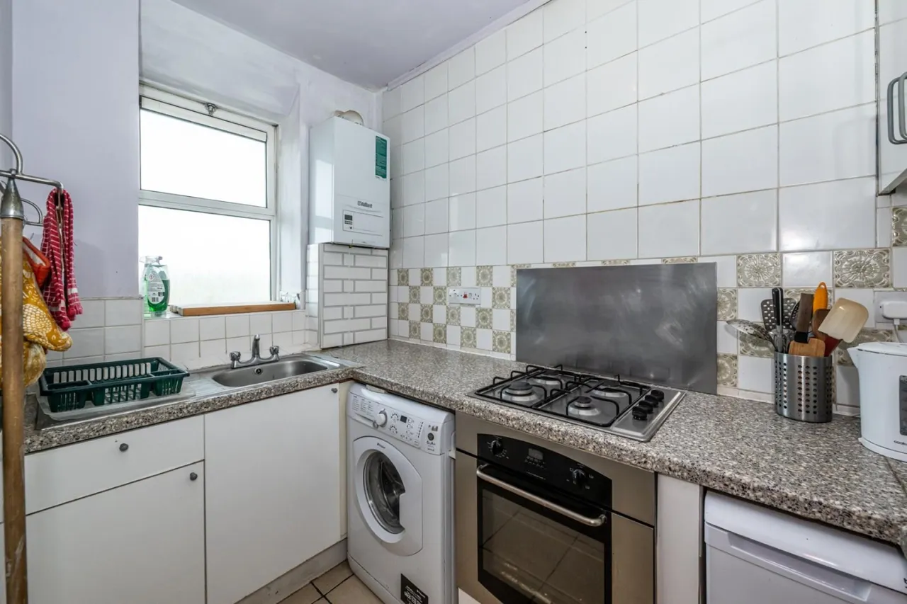 Champlain House, White City Estate, W12, photo 2