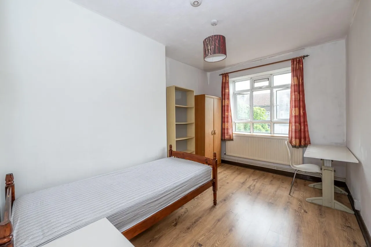 Champlain House, White City Estate, W12, photo 3