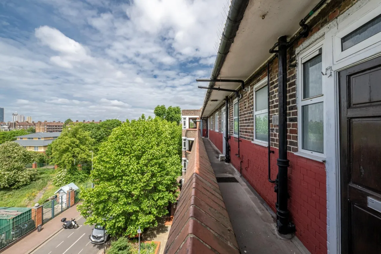 Champlain House, White City Estate, W12, photo 8