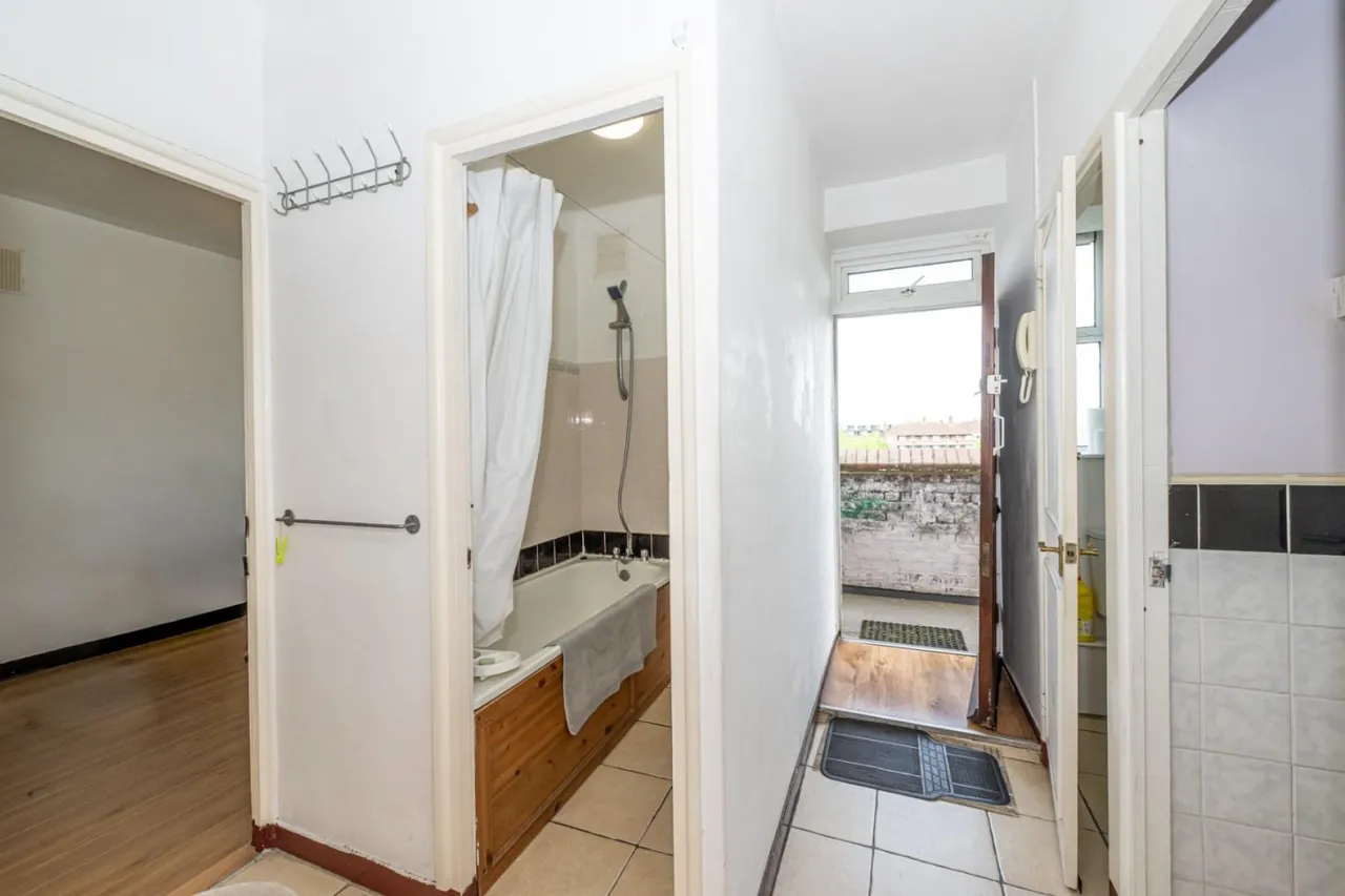Champlain House, White City Estate, W12, photo 5