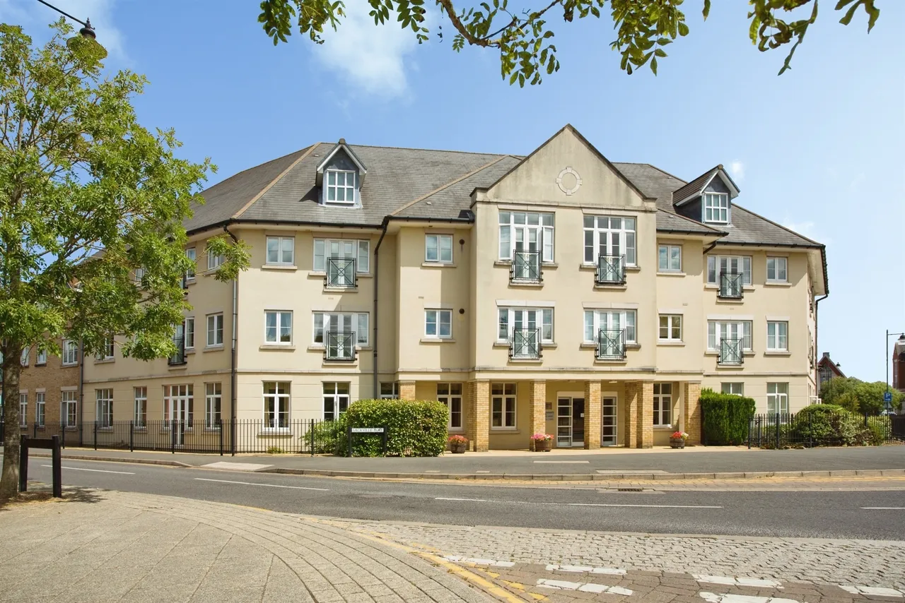2 bed flat for sale, Sackville Way, Cambridge, CB23