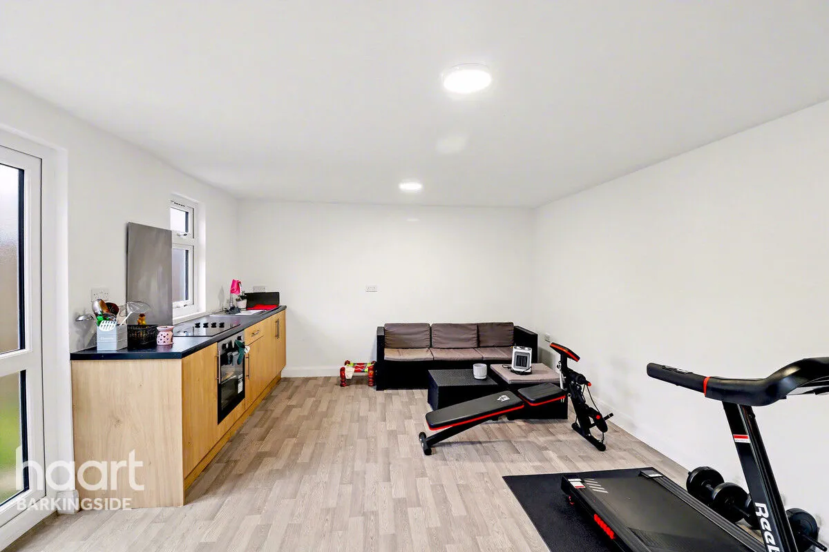 Caterham Avenue, Clayhall, IG5, photo 17