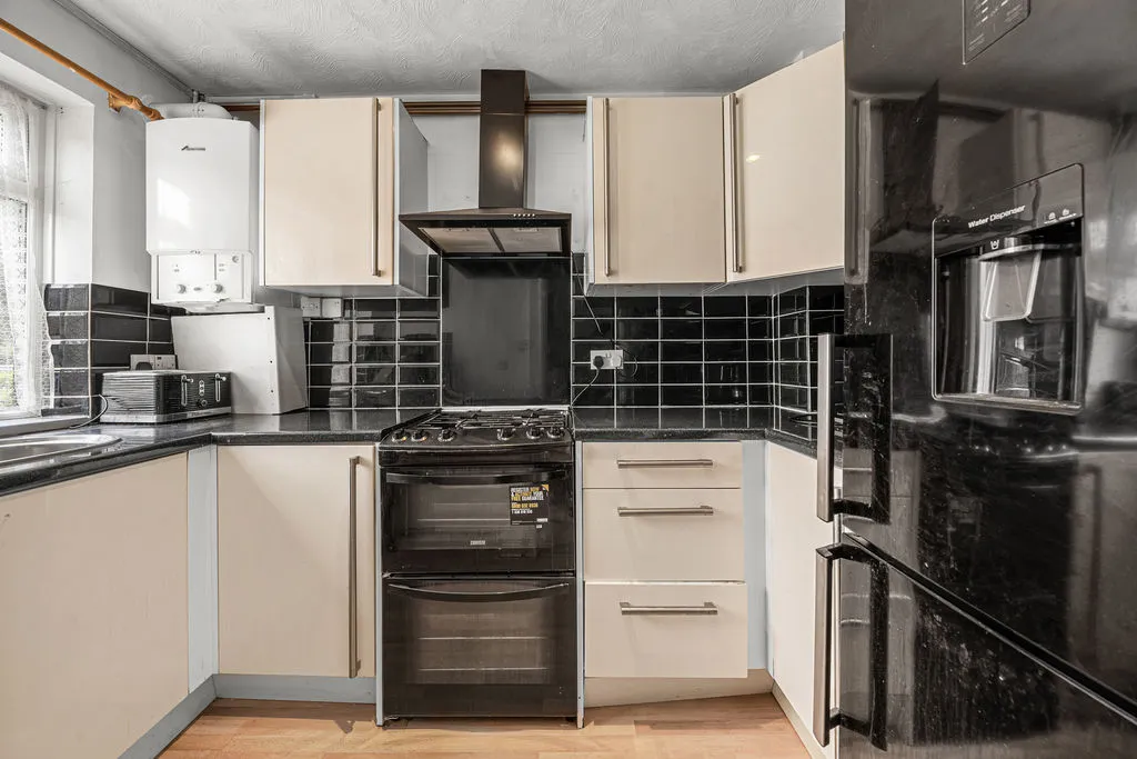 Friars Way, Chertsey KT16 8PW, photo 3