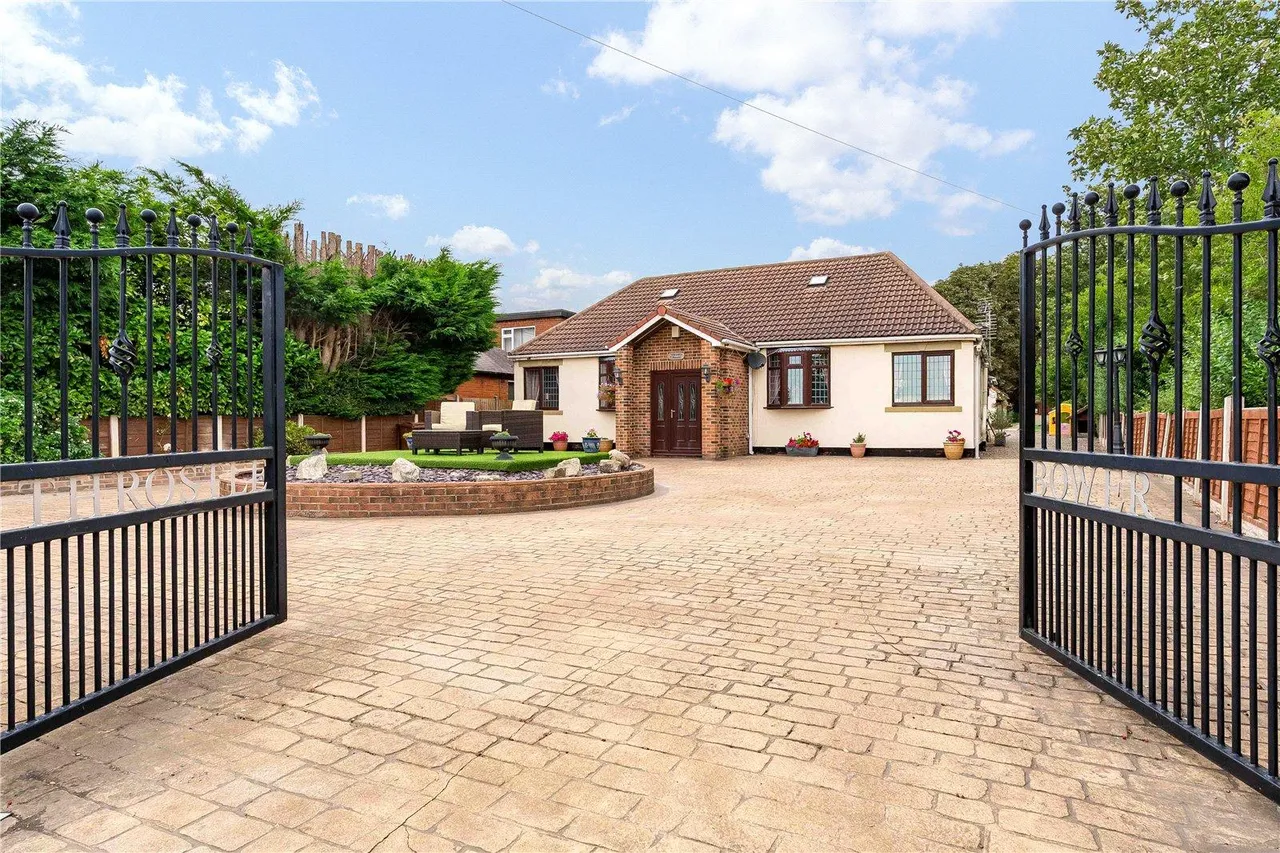 Barrowby Lane, Garforth, photo 36