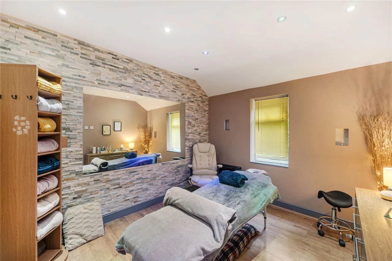 Barrowby Lane, Garforth, photo 27