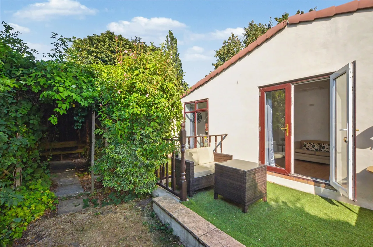 Barrowby Lane, Garforth, photo 29