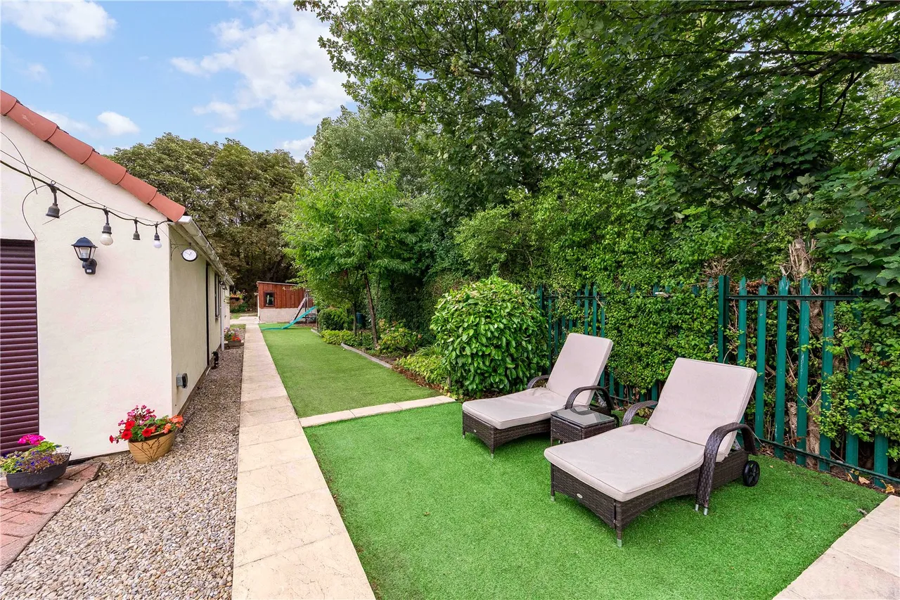 Barrowby Lane, Garforth, photo 20