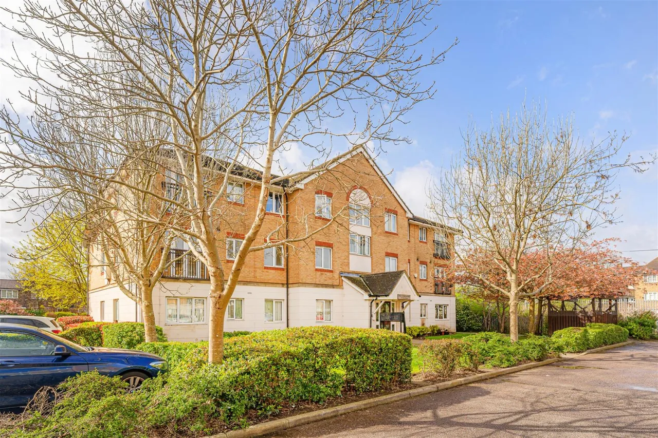 2 bed flat for sale, Tysoe Avenue, Enfield, EN3