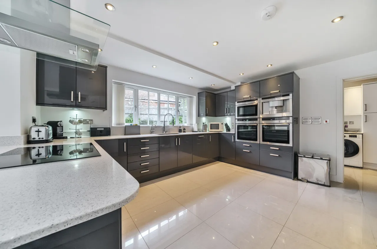 Vardon Place, Frimley, Camberley, GU16 9QA, photo 4