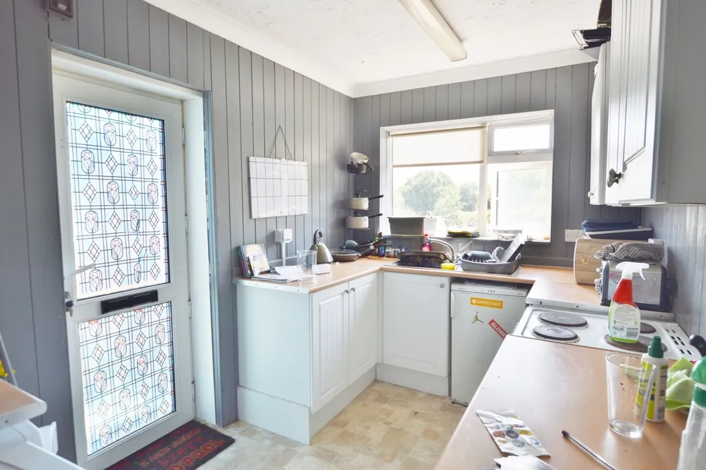 81 Coles Avenue, Poole, BH15 4HJ, photo 2