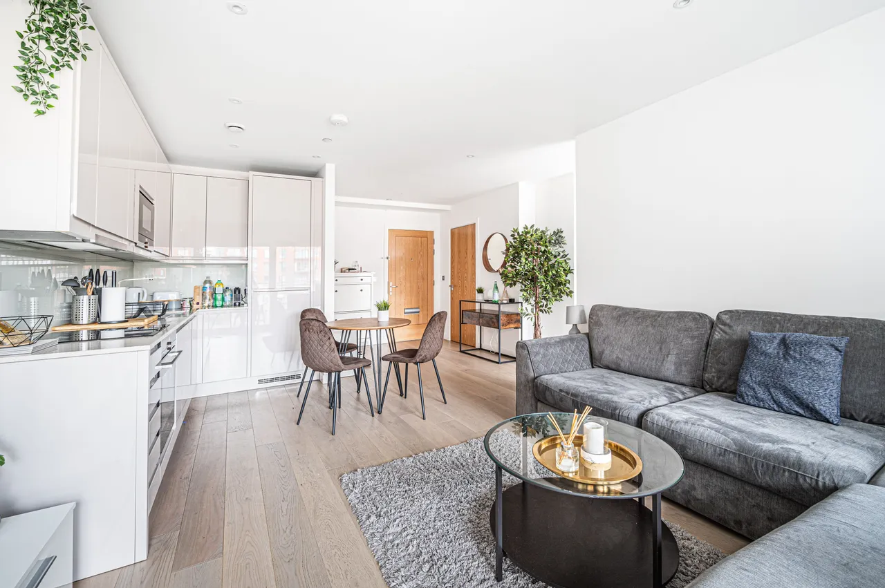 Flat 15, Quassia House, 36 Thonrey Close, London, photo 2