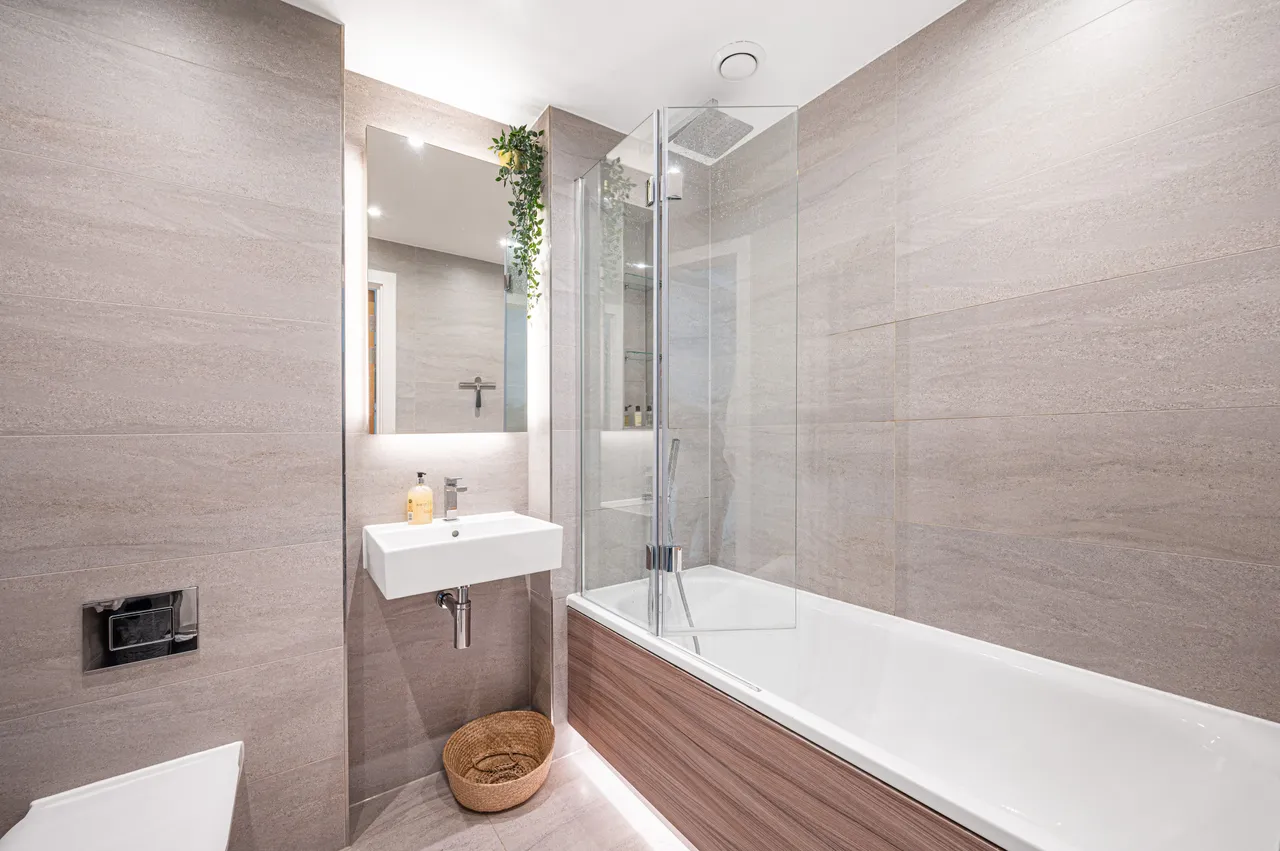 Flat 15, Quassia House, 36 Thonrey Close, London, photo 6