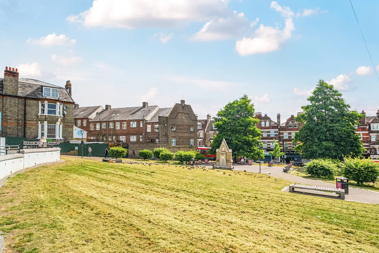 Streatham Green, Streatham High Road, London, SW16, photo 5