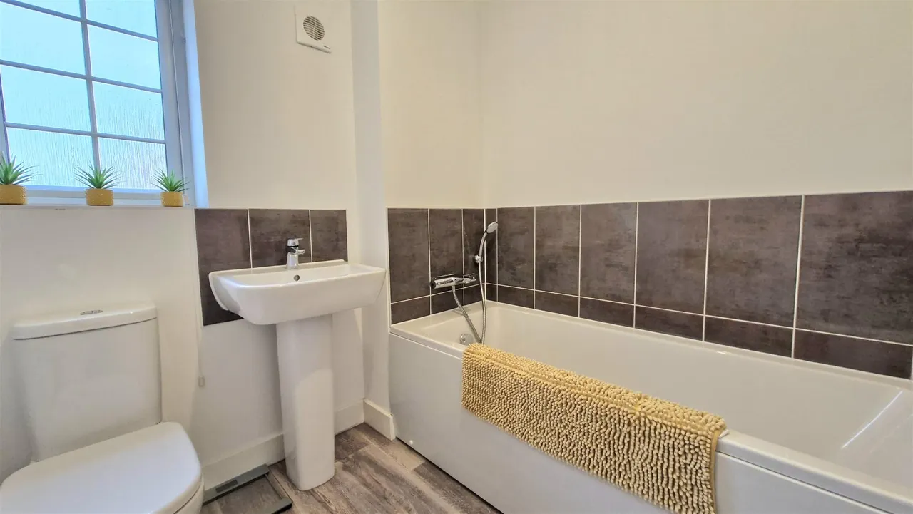 Brewton Drive, Deeping St James, photo 17