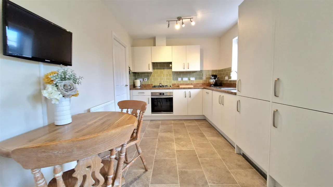 Brewton Drive, Deeping St James, photo 2