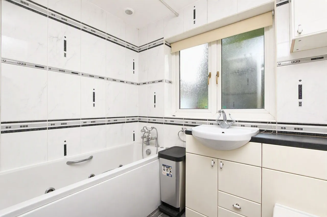 Butt Lane, Thornbury, photo 14