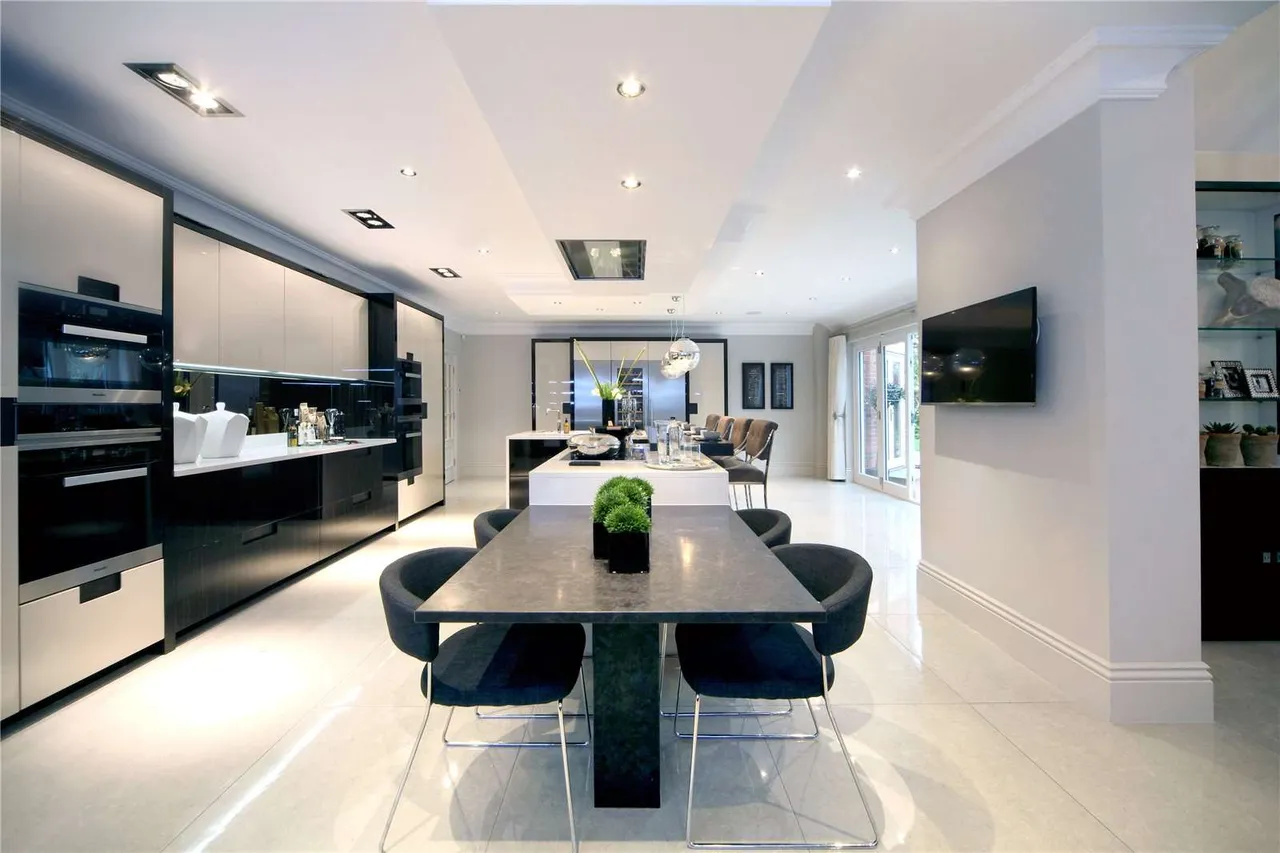 Beechwood Drive, Marlow, Buckinghamshire, SL7 2DJ, photo 2