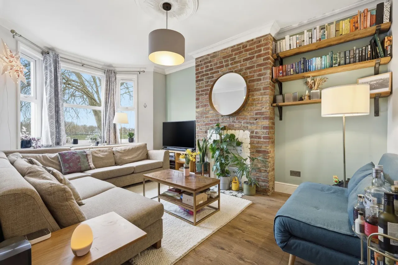 3 bed flat for sale — Brewster Road, Leyton, E10