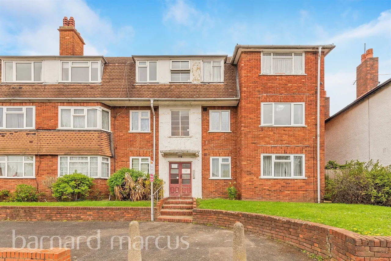 2 bed flat for sale — Central Gardens, Morden