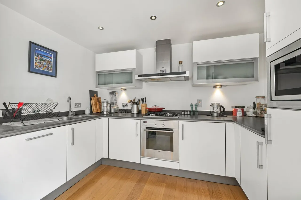 York Road, London, SW11, photo 3