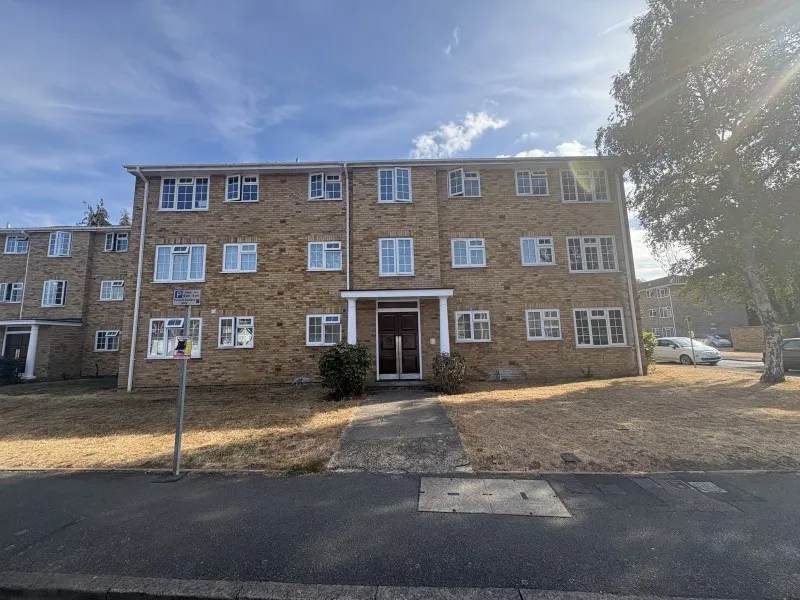 2 bed flat to rent, Waters Drive, Staines, TW18