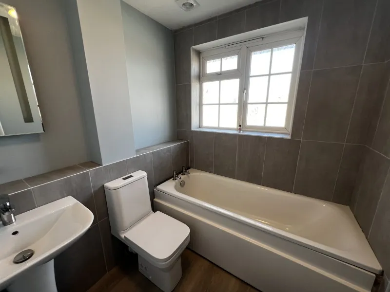 Waters Drive, Staines, TW18, photo 3