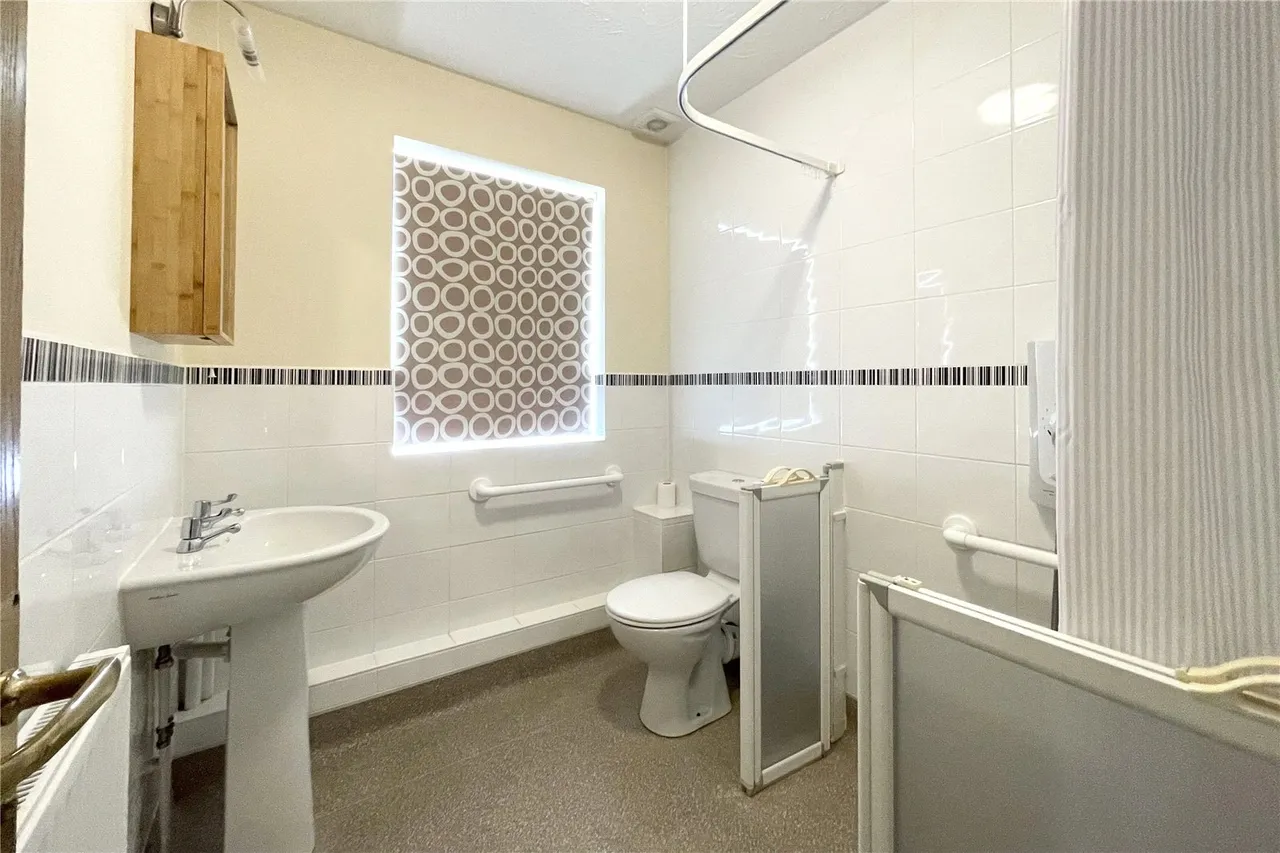 Oak Ridge, West End, Woking, Surrey, GU24 9PJ, photo 7