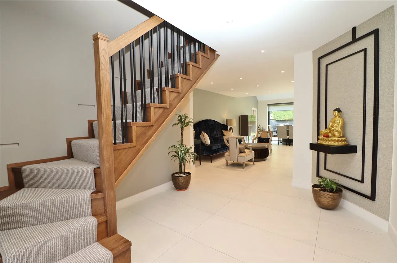 Deacons Hill Road, Elstree, Borehamwood, Hertfordshire, WD6 3JG, photo 2