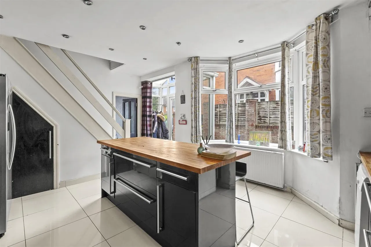 West Wycombe Road, High Wycombe, HP12, photo 4
