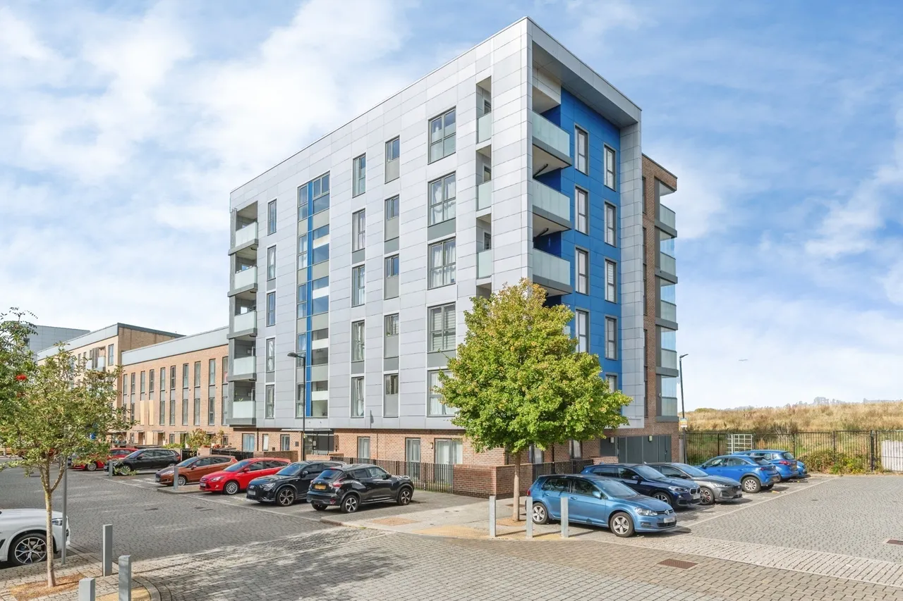 2 bed flat for sale, Broadis Way, Rainham, RM13