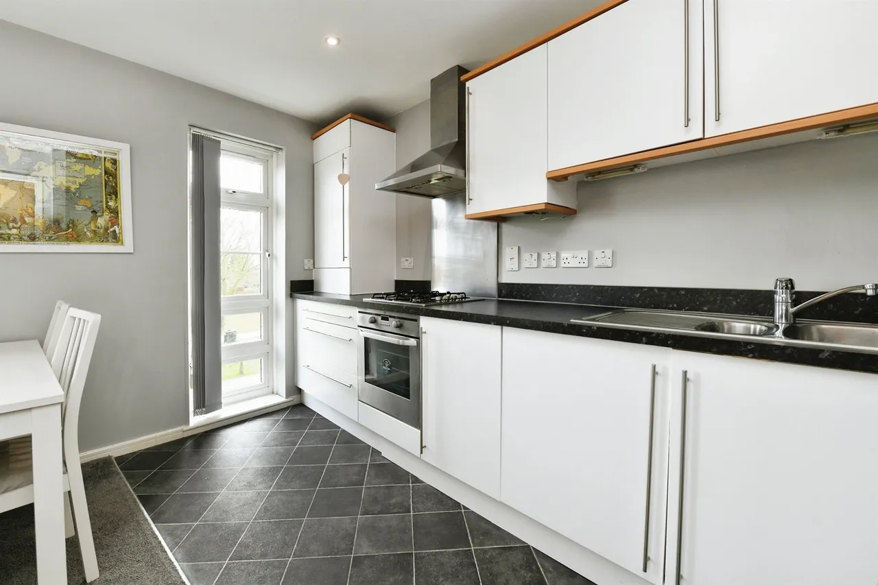 2 bed flat for sale — Eastern Crescent, Chelmsford