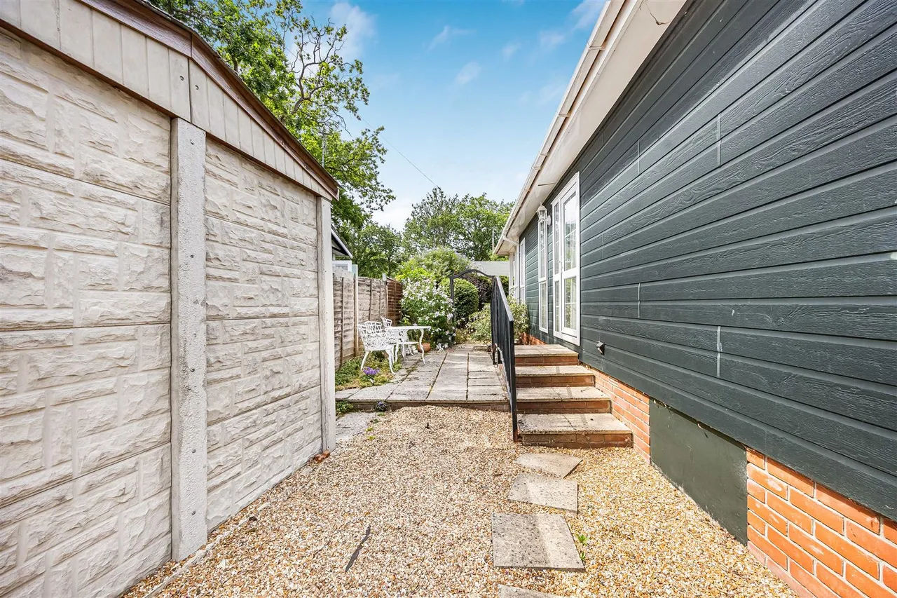 Garston Park, Tilehurst, RG31, photo 21