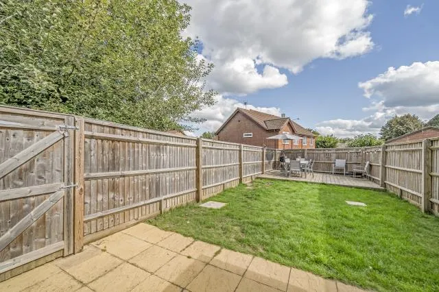 Cricketers Close, Bagshot, GU19, photo 4